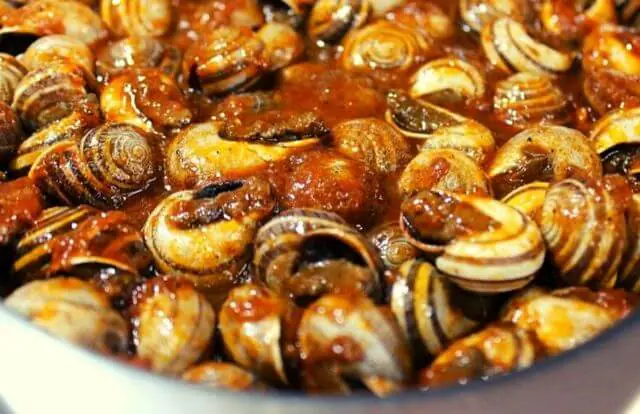 Menjars elaborats amb productes frescos de proximitat i local. Provenen de les comarques catalanes de l'Ebre, Baix Maestrat de Castelló i de la llotja de peix i marisc de Sant Carles de la Ràpita. Ingredients d'alta qualitat.