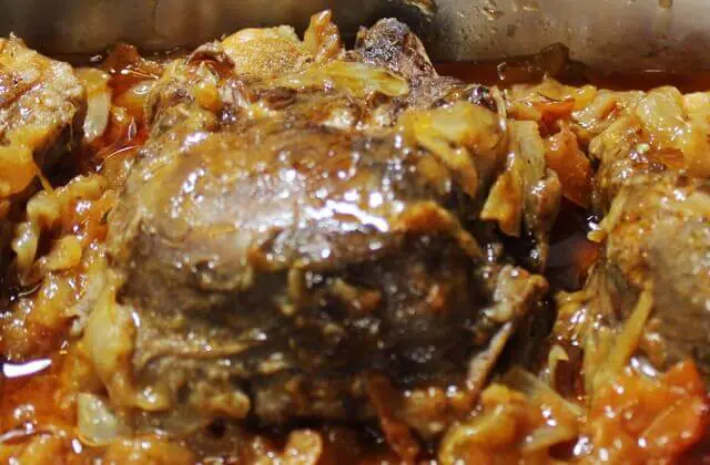 Galtes de porc amb ceba i tomàquet