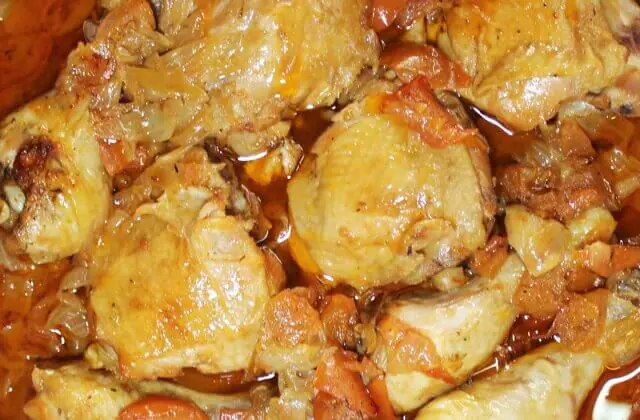 Pollastre a la cassola amb ceba i tomàquet